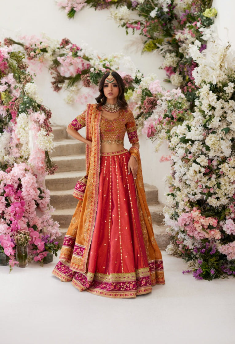 LatestPakistaniWeddingMehndiDressinLehengaCholiStyle_1080x