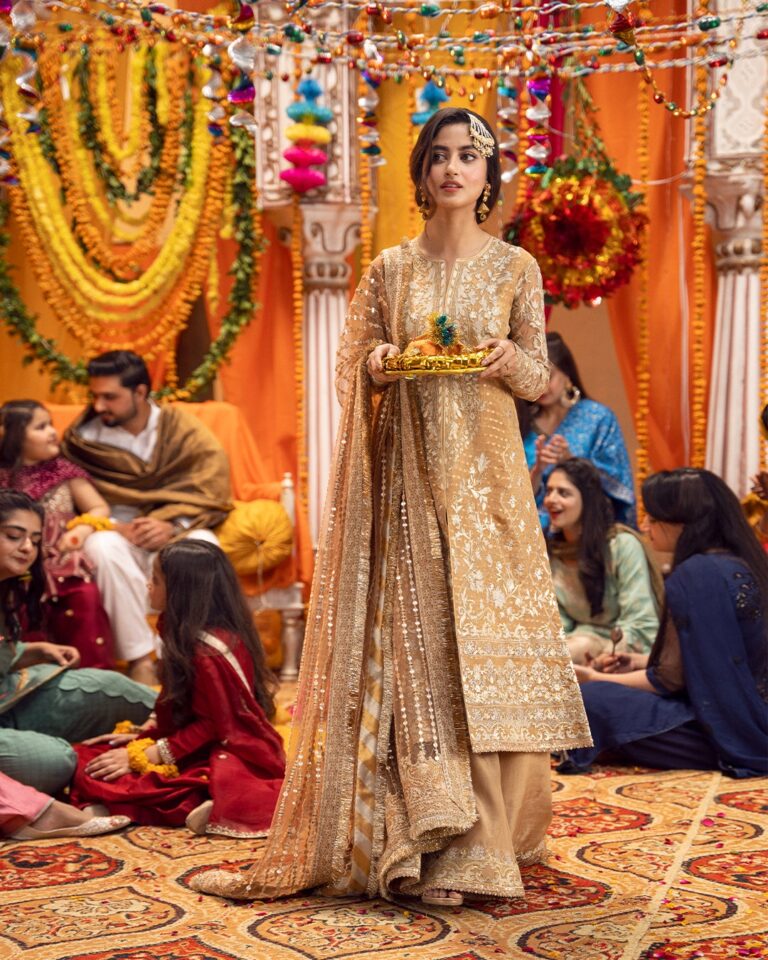 ShararaKameezMehndiDressPakistaniforBride_1080x